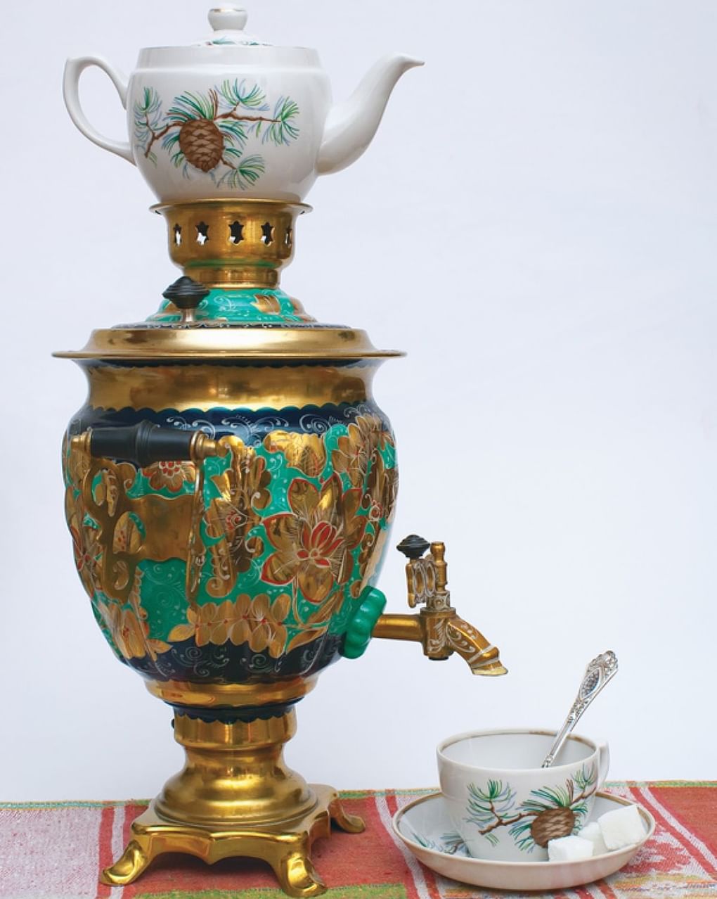 Расписной самовар с заварным чайником и чайной парой. Фотография: Николай Истомин / фотобанк «Лори»