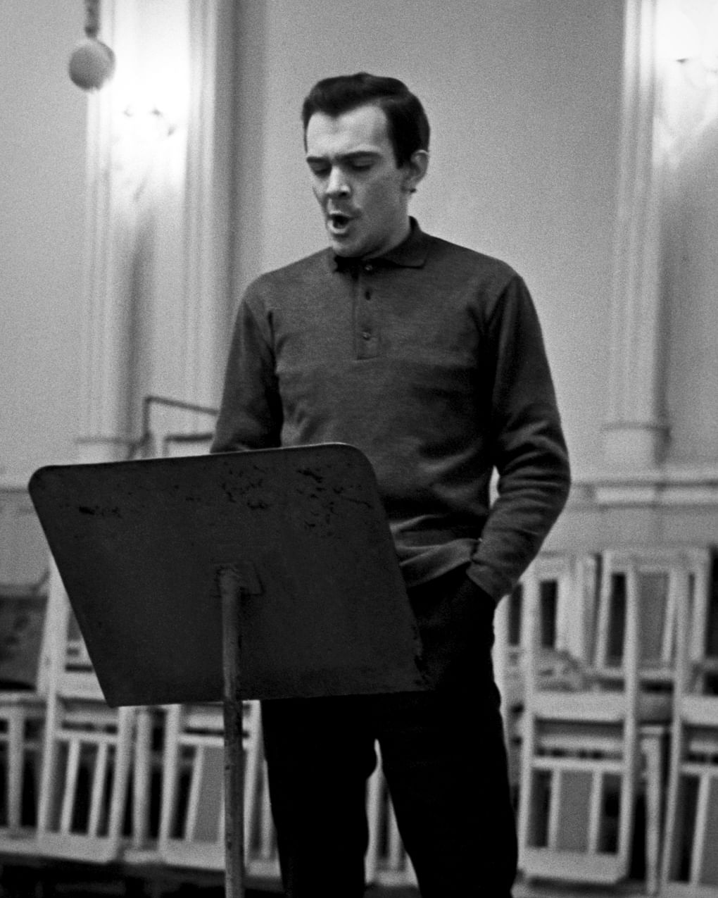 Муслим Магомаев во время записи в студии радиокомитета. Баку, Азербайджанская ССР, 1964 год. Фотография: Яшар Халилов / ТАСС