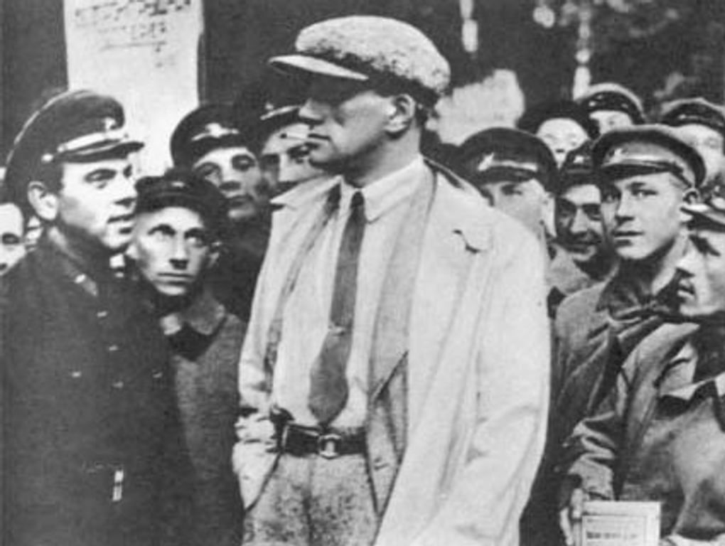 Поэт Владимир Маяковский на встрече с красноармейцами. 1929 год. Фотография: <a href="https://commons.wikimedia.org/w/index.php?curid=5939183" target="_blank" rel="noopener">Wikimedia Commons</a> / <a href="https://creativecommons.org/publicdomain/mark/1.0/deed.ru" target="_blank" rel="noopener">Public Domain</a>
