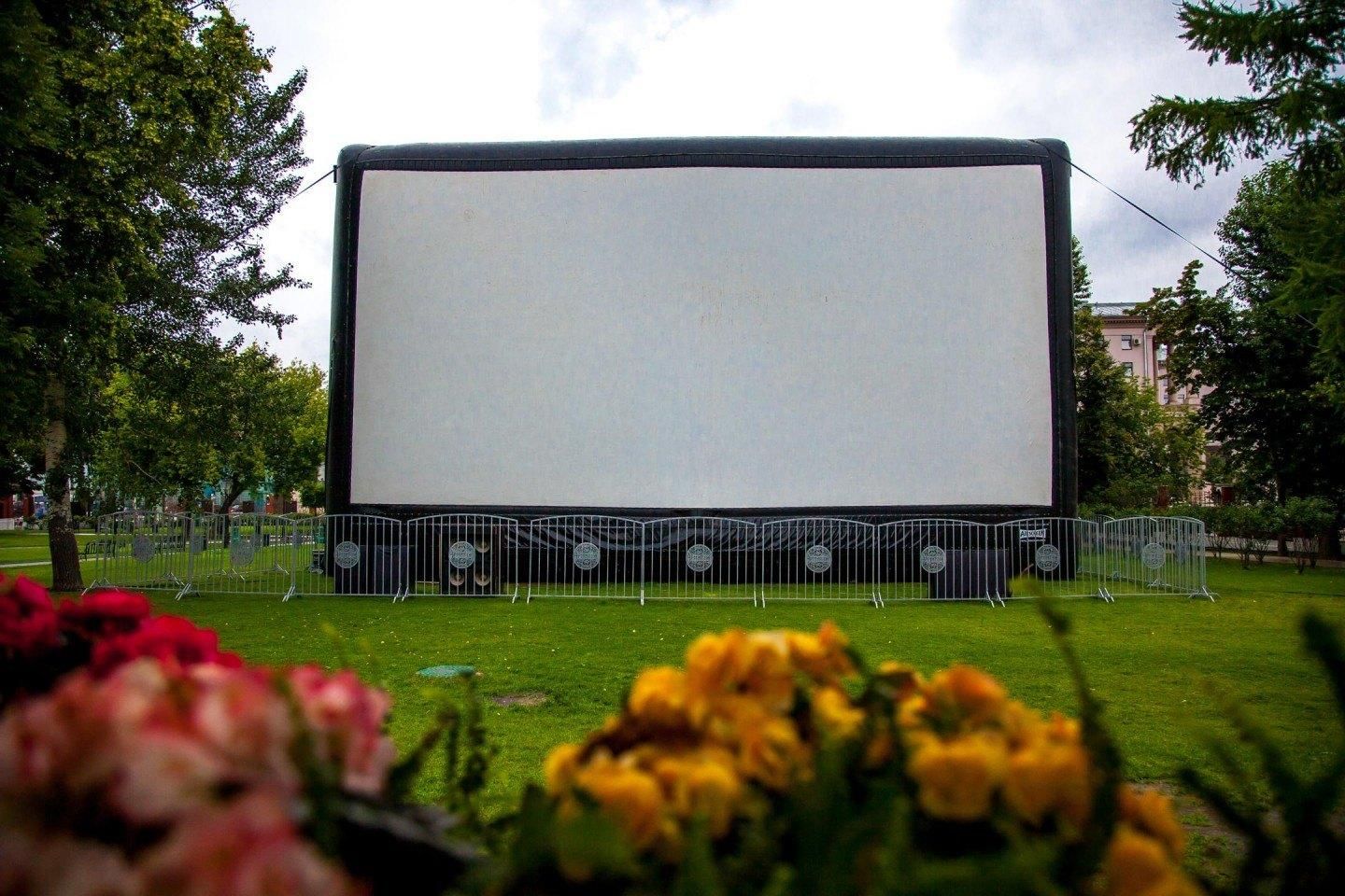 Экран откройте большие. Каро Эрмитаж летний кинотеатр. Летний кинотеатр в саду Эрмитаж. Летний кинотеатр «Каро» в саду «Эрмитаж». Летний кинотеатр в парке Эрмитаж.