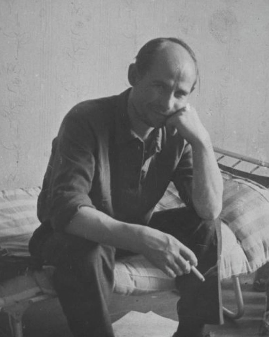 Николай Рубцов в квартире. Вологда, 1960 год. Фотография: Тотемское музейное объединение, Вологодская область