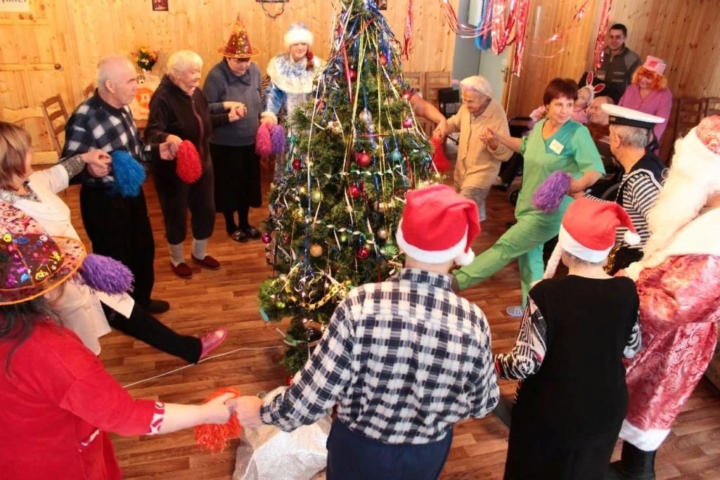 Пенсионерам перед новым годом. Новый год в доме престарелых. Новогодние и Рождественские мероприятия в доме престарелых. Новогодний вечер для пожилых людей. Новогодние посиделки для пожилых.