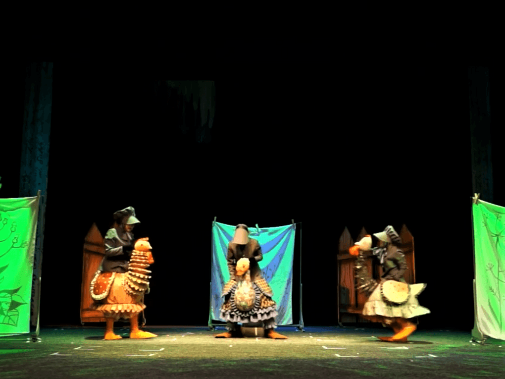 Сцена из телеспектакля Натальи Явныч «Гадкий утенок». Тюменский театр кукол, Тюмень, 2018 год