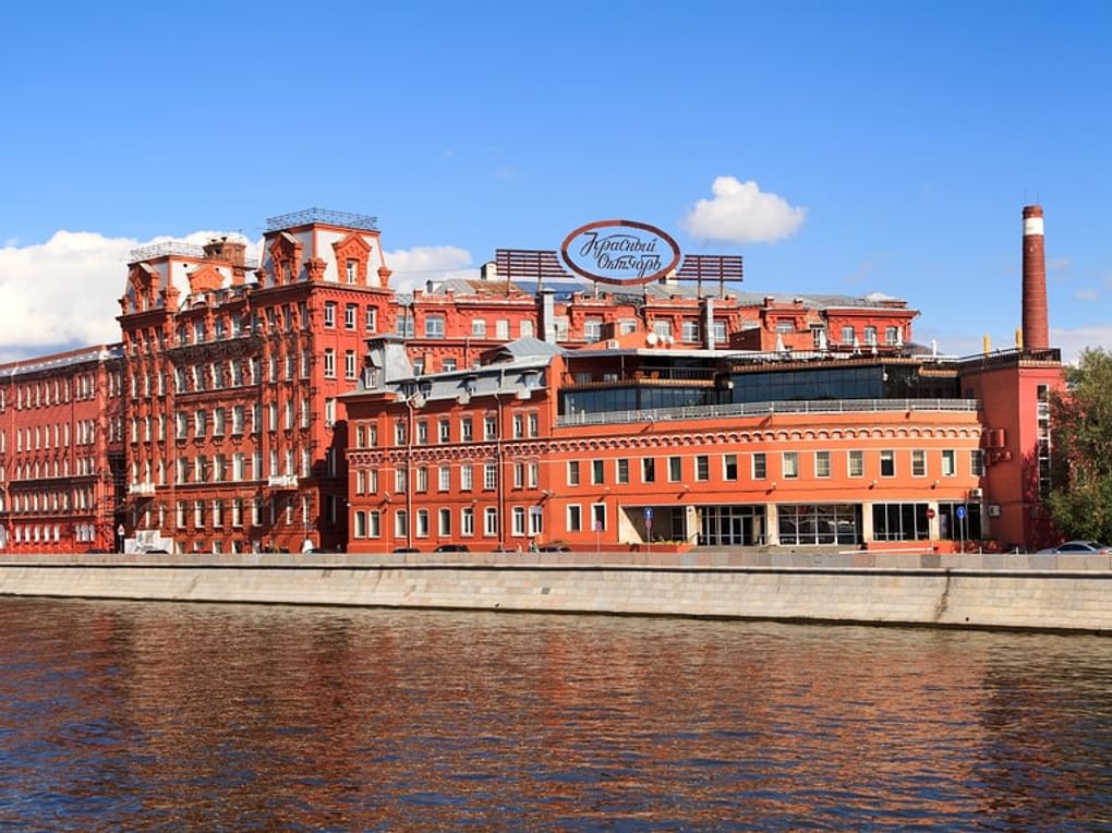 Вид на здание шоколадной фабрики «Красный Октябрь» и Берсеневскую набережную. Москва. Фотография: Николай Винокуров / фотобанк «Лори»