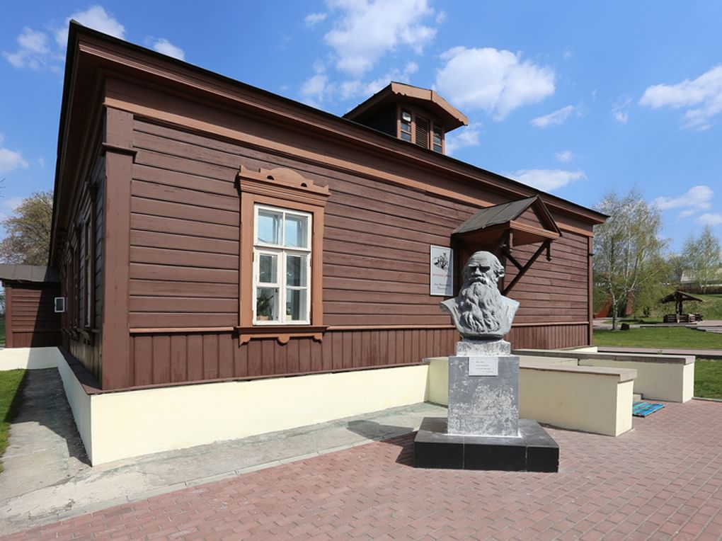 Бюст Льва Толстого перед входом в музей станции Козлова Засека. Тула. Фотография: Алексей Гусев / фотобанк «Лори»