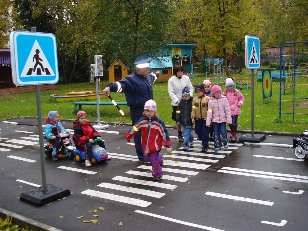 Дети движение дорога. Дорожное движение. ПДД для детей. Пешеходный переход в детском саду. Дорога для дошкольников.