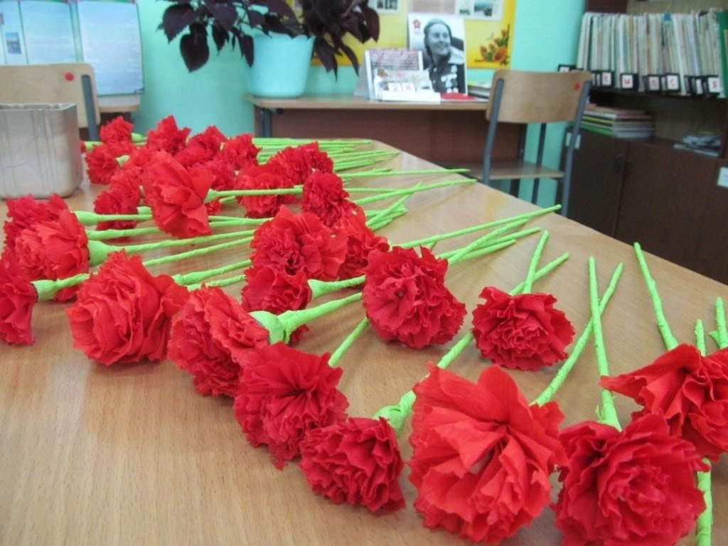 Гвоздика из салфеток своими руками. Гвоздики в детском саду. Красные гвоздики в саду. Мастер класс гвоздики. Гвоздики из салфеток.