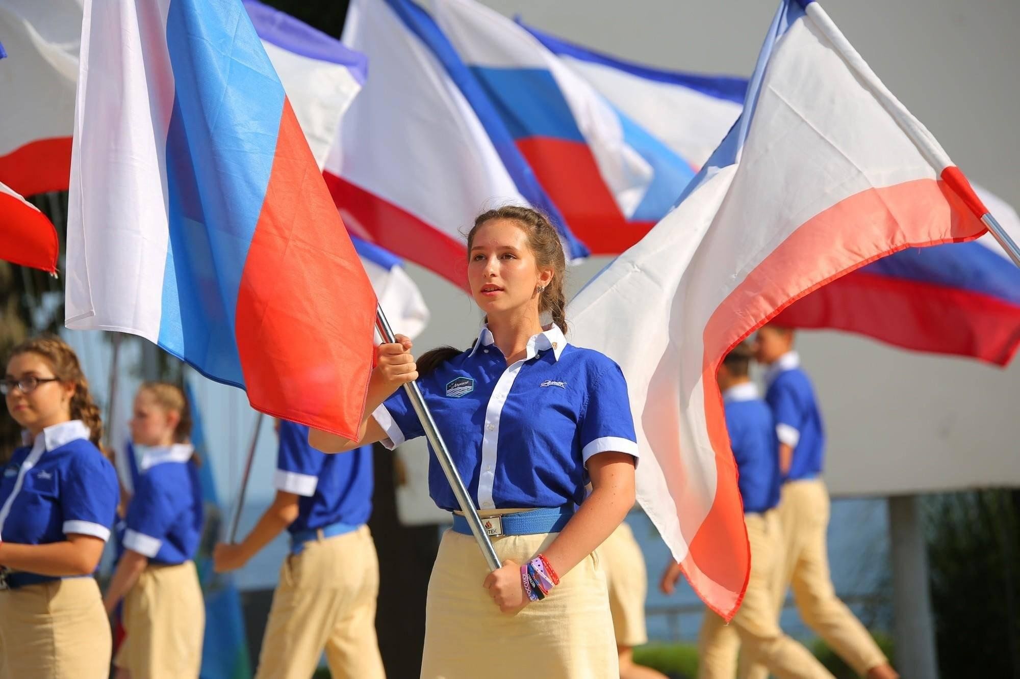 Новое движение. День флага. Российский флаг в школах. Флаг России в школе. Российское движение детей и молодежи.