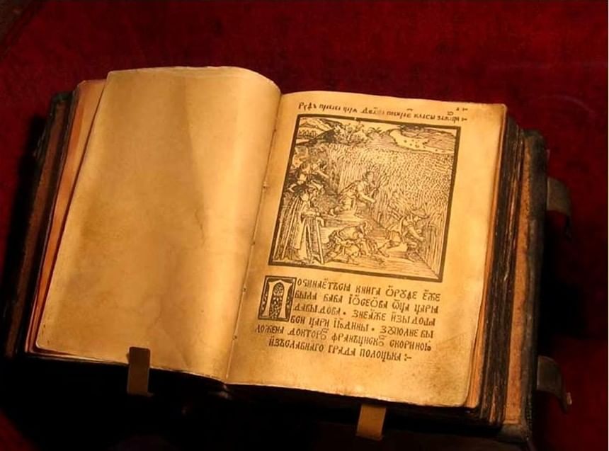 Большая старинная книга 7. Современные книги. Древние рукописные книги. Старинные книги современные книги. Старинные книги картинки.