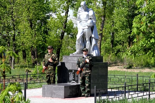 Памятник солдату 2020. Елань Коленовский парк. Родина мать Елань Коленовский. Р П Елань Коленовский Новохопёрский р н Воронежской обл. Елань Коленовский Родина мать памятник.