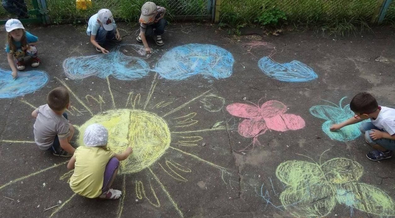 Рисуем на асфальте мелом в детском саду