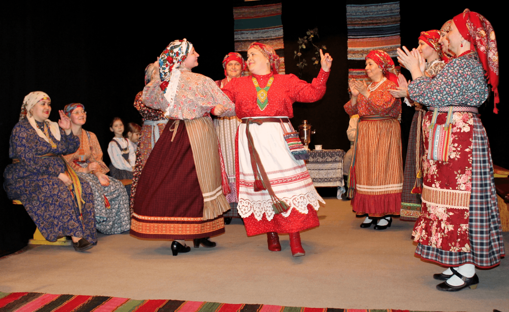 Вечерка это. Народные вечерки. Фольклорные вечерки. Русские вечерки. Русские народные вечёрки.