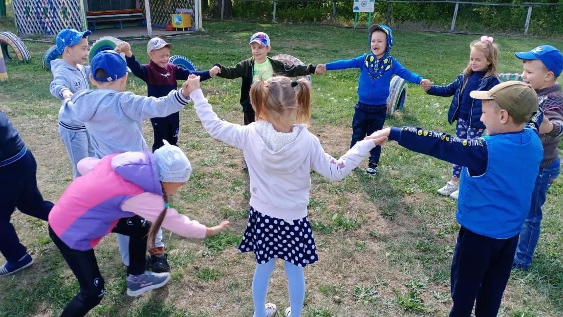 третьеклассники играют в подвижную игру на улице