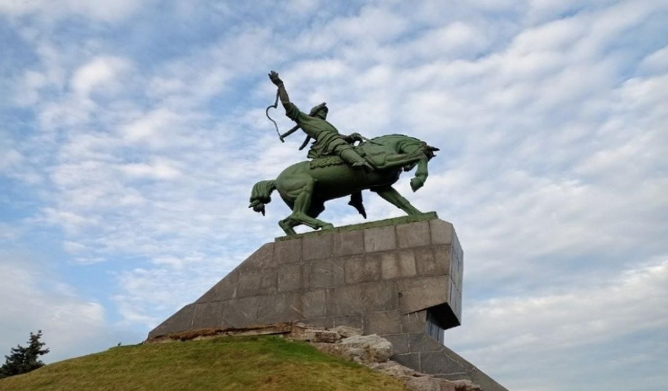 Статуя салавата юлаева. Салават Юлаев памятник в Уфе. Башкортостан Салават Юлаев памятник. Салават Юлаев герой Башкортостана. Памятник Салавату Юлаеву в Уфе.