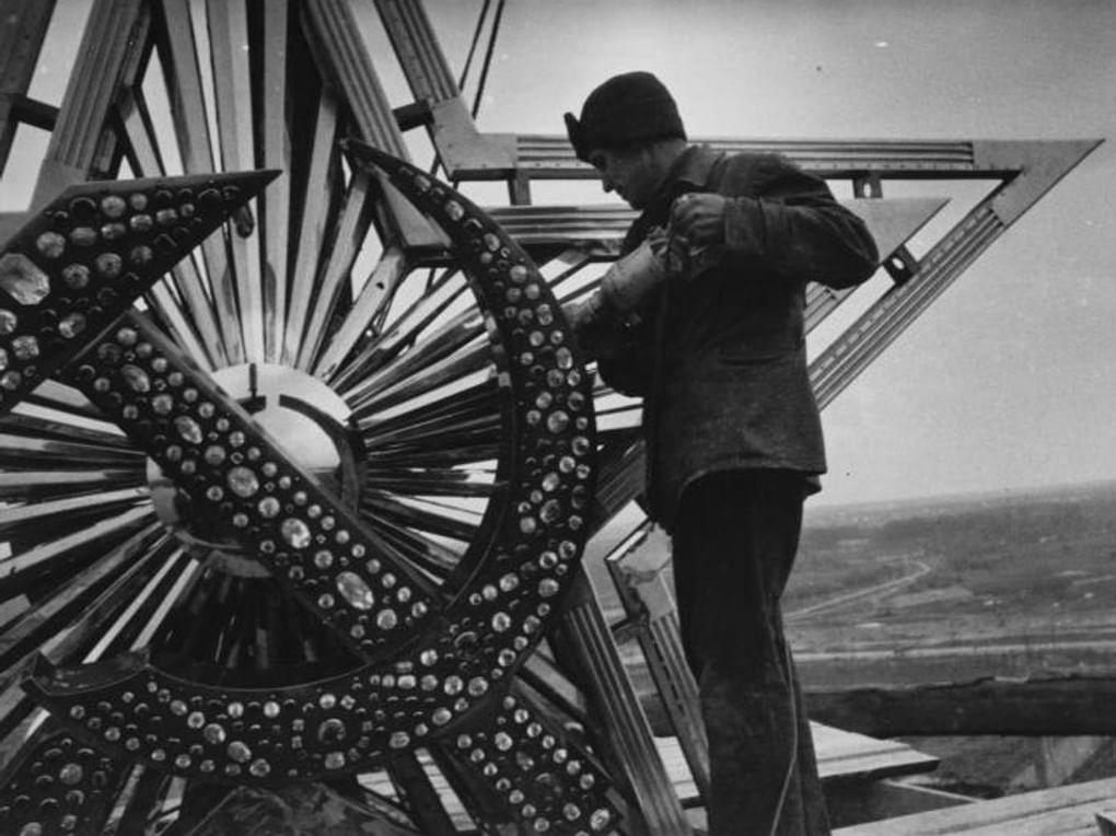 Монтаж звезды на Северном речном вокзале. Москва, 1937 год. Фотография: Анатолий Егоров / Мультимедиа Арт Музей, Москва