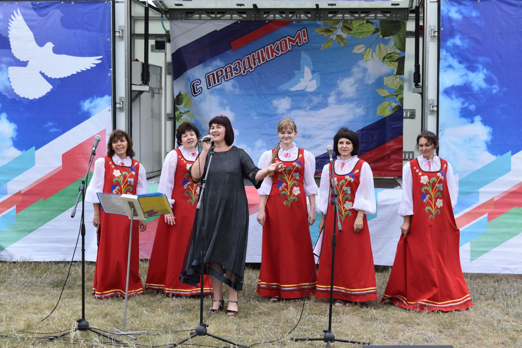 Торжественное звучит. Коллектив МКУК ЦКС Алексеевского городского округа. ЦКС Алексеевки. День народного согласия концерт Петровск МУК ЦКС. Глава Хрещатовского сельского поселения Алексеевского района.