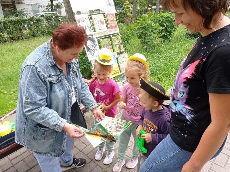 Сокольники Новомосковск день соседей. День соседей мероприятия. Совместное мероприятие с соседними садиками. Поделки на день соседей на улице.