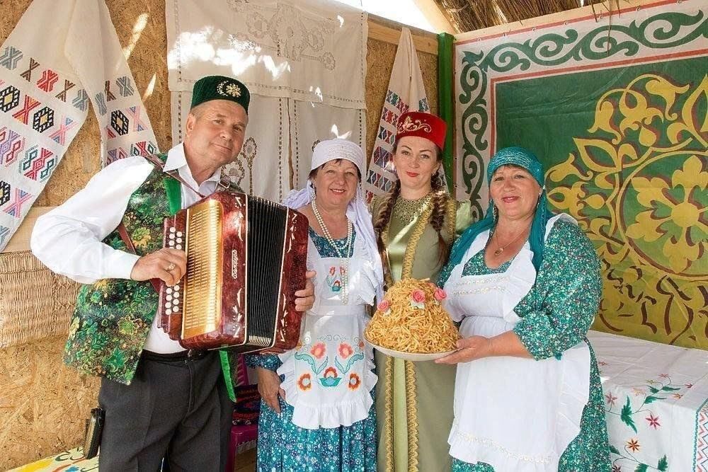 Поем на татарский. Волгоград татарский Сабантуй. Башкирская кухня Сабантуй. Гостеприимство татар. Гостеприимные татары.