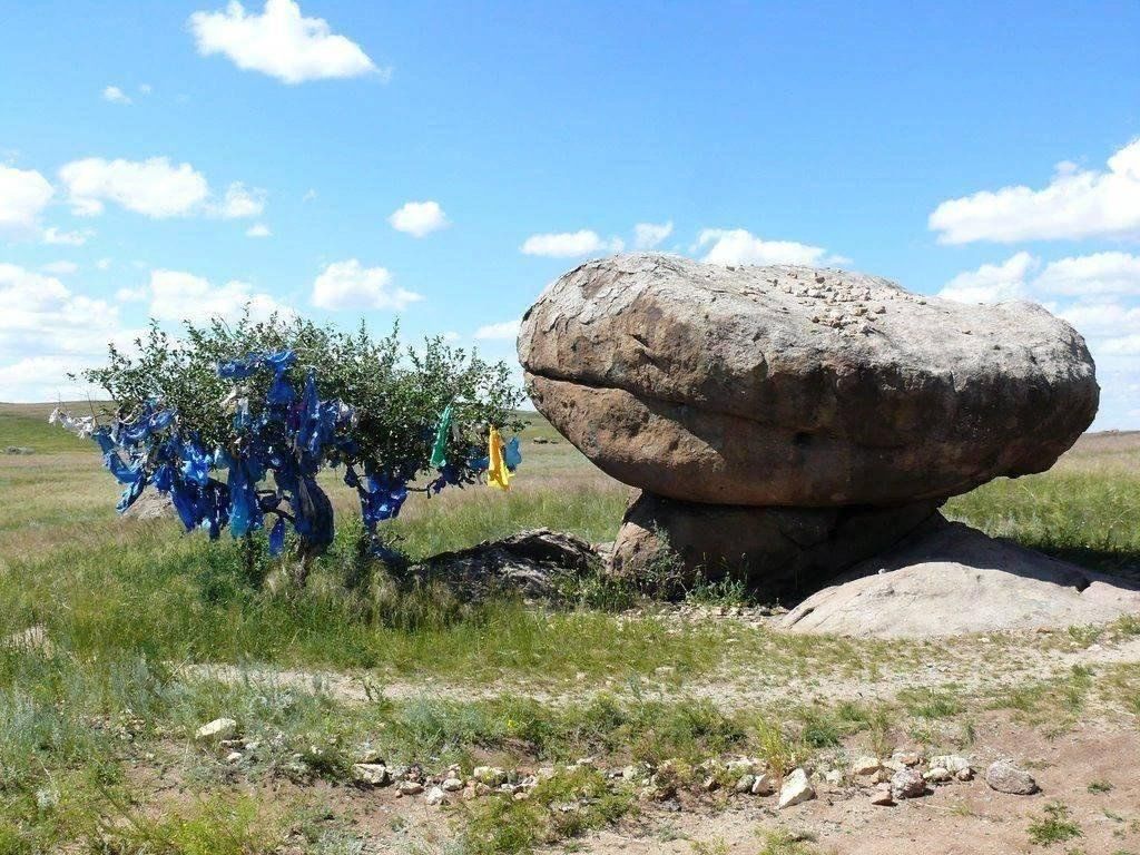 Камни бурятии. Тогоон Шулуун Забайкальский край. Камень Чингисхана в Забайкалье. Камень котел чаша Чингисхана. Чаша Чингисхана Ононский район.