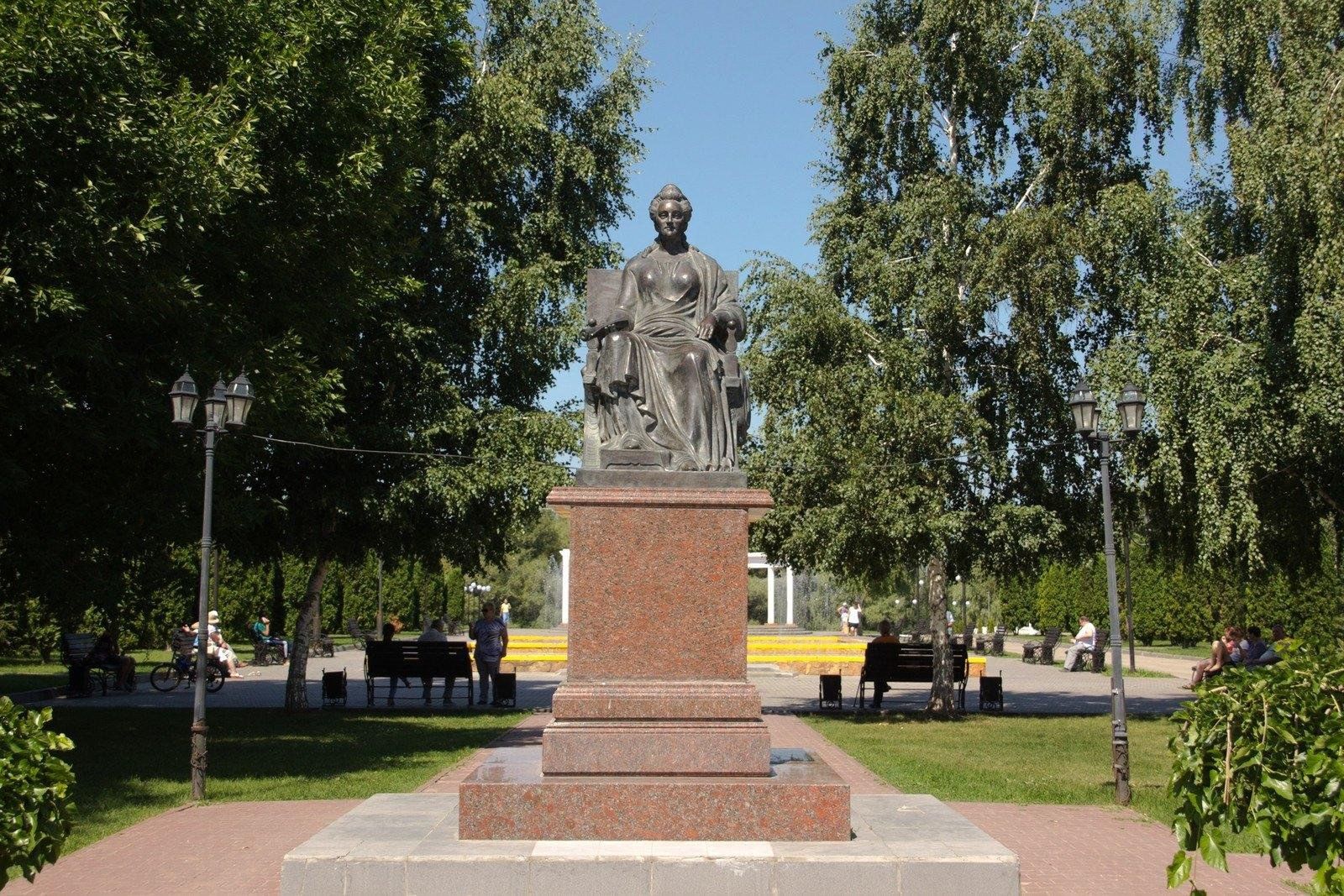 Маркс юридическая. Город Маркс памятник Екатерине 2. Маркс город памятник Екатерине.