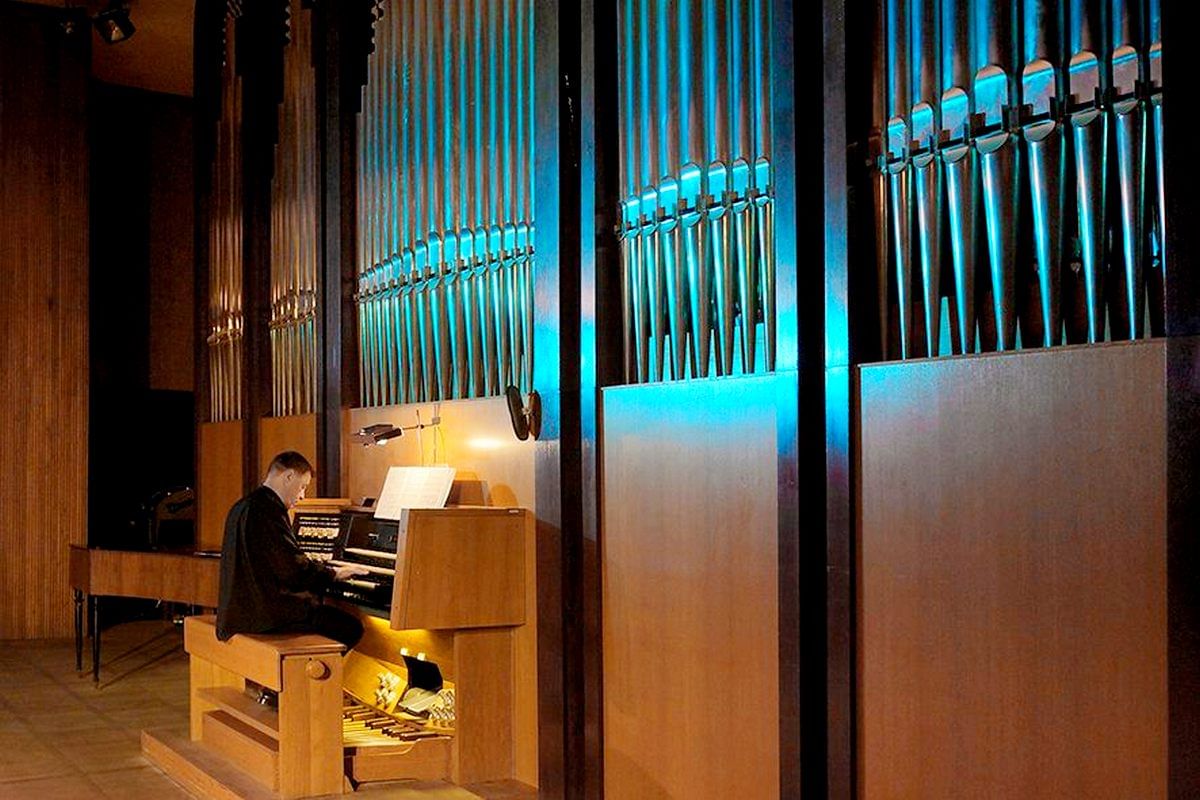 Звучание органа какое. Орган звучание. Звук органа. Зал органной и камерной музыки Сочи. Курортный проспект органный.