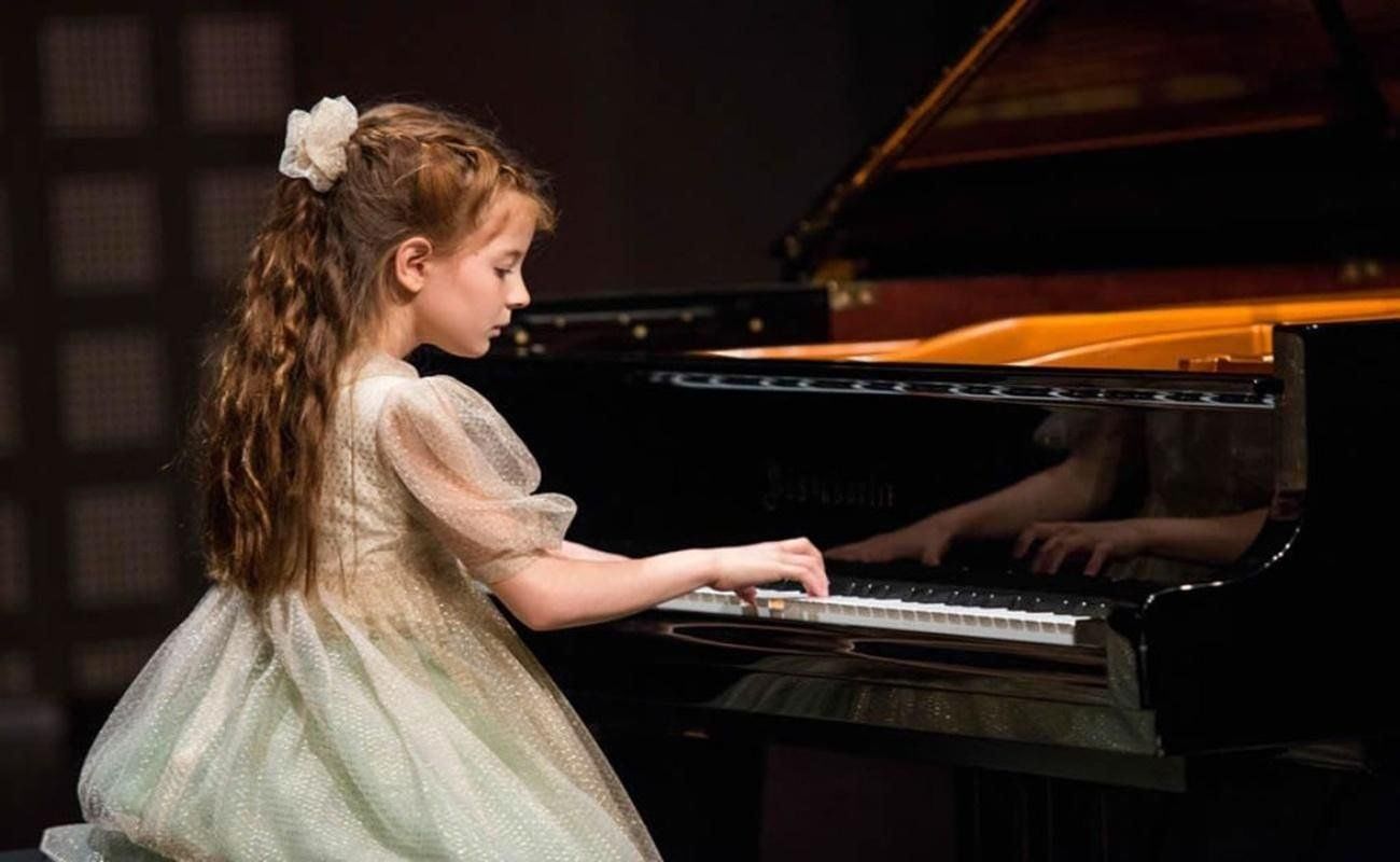 Концерт в муз школе. Концертное платье для девочки. Маленькая пианистка. Концертное платье для пианистки. Платье для девочки концертное фортепьяно.
