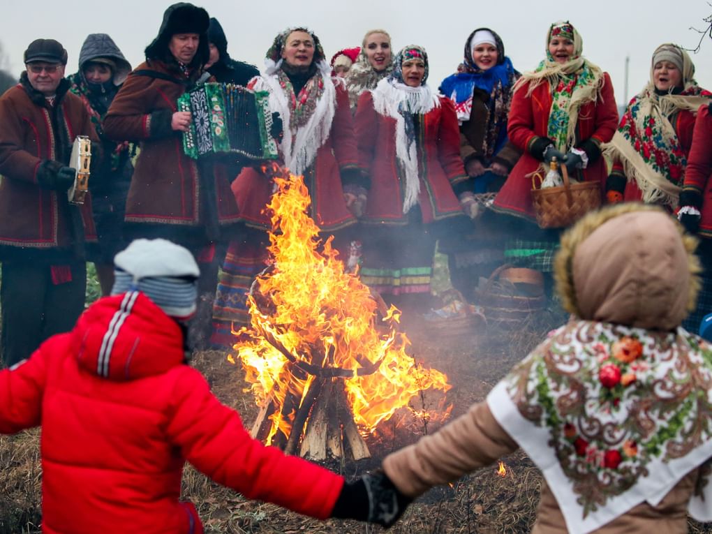 Народный обряд «Тянуть Коляду на дуб» в белорусской деревне Новины. Минская область, Белоруссия, 2020 год. Фотография: Наталия Федосенко / ТАСС