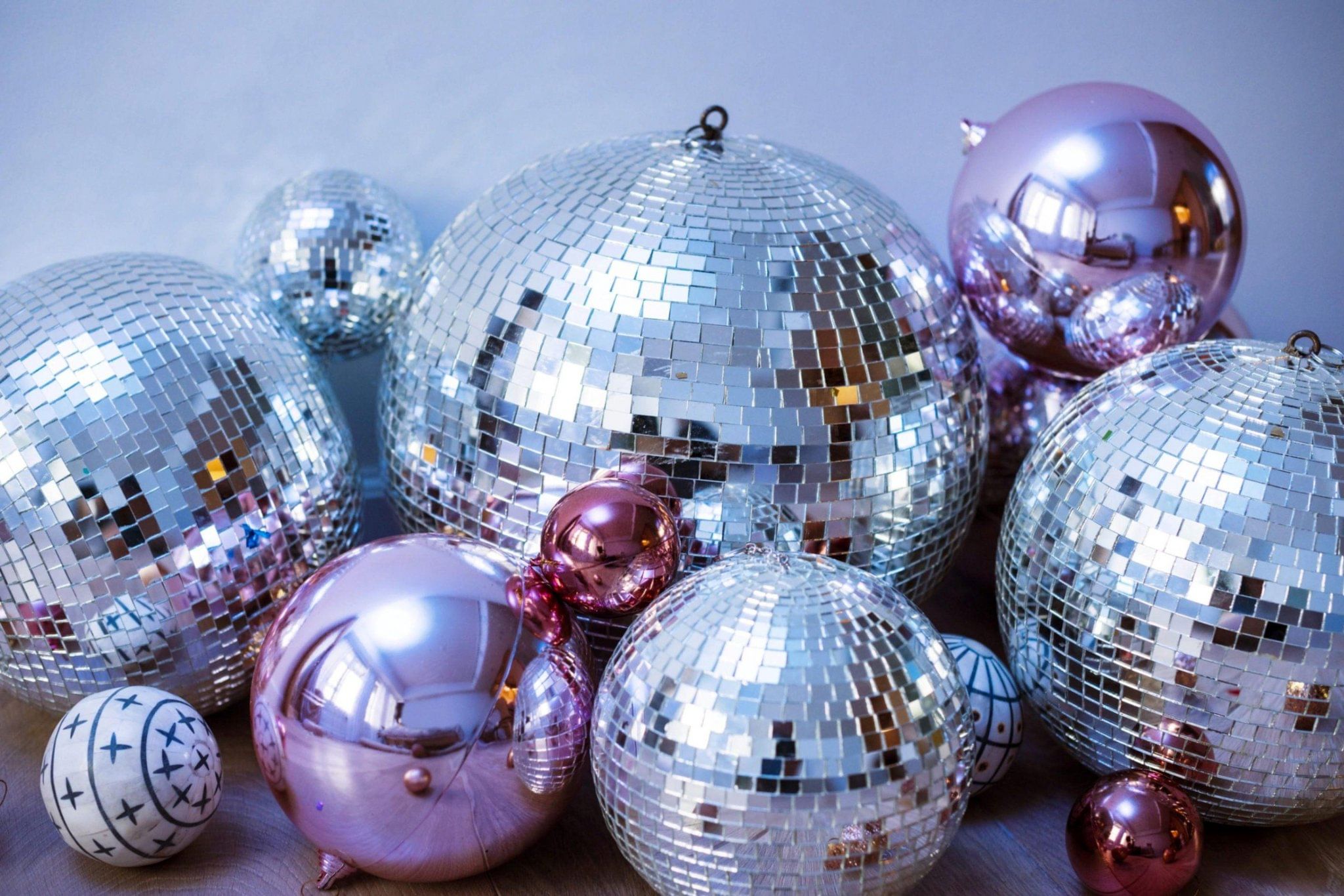 Party balls. Шары зеркальные для декора праздника. Disco Ball background. Disco Ball Party Pink decorations. Balls Party.