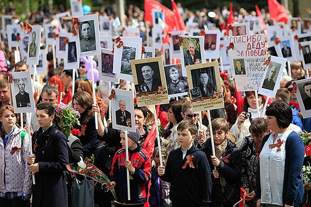 В россии пройдет бессмертный полк. 9 Мая день Победы Бессмертный полк. День Победы шествие Бессмертного полка. Бессмертный полк Воронеж 2022. Шествие на 9 мая Бессмертный полк.