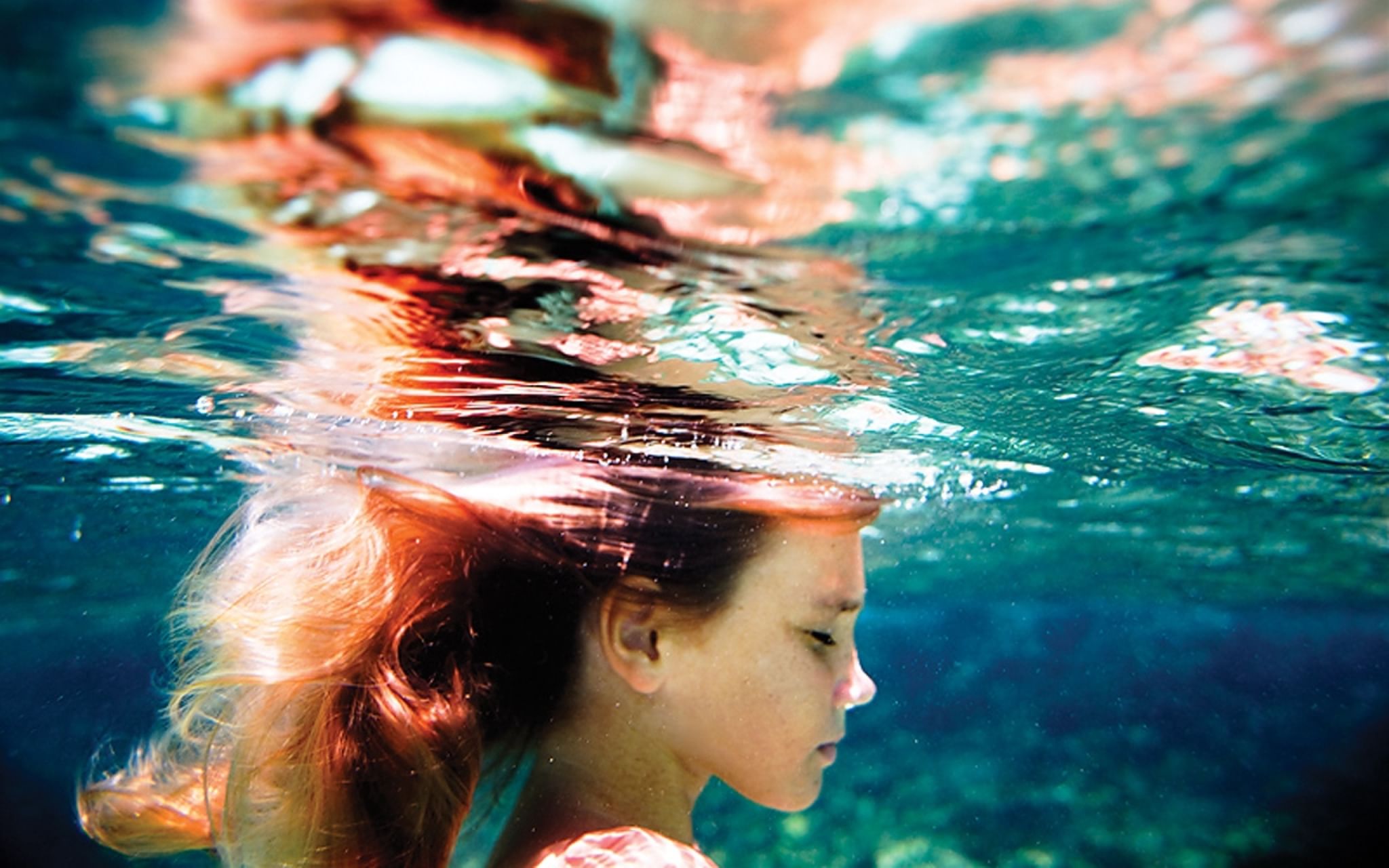 Hair water. Девочка под водой. Погружение в воду. Человек под водой. Вода и человек.