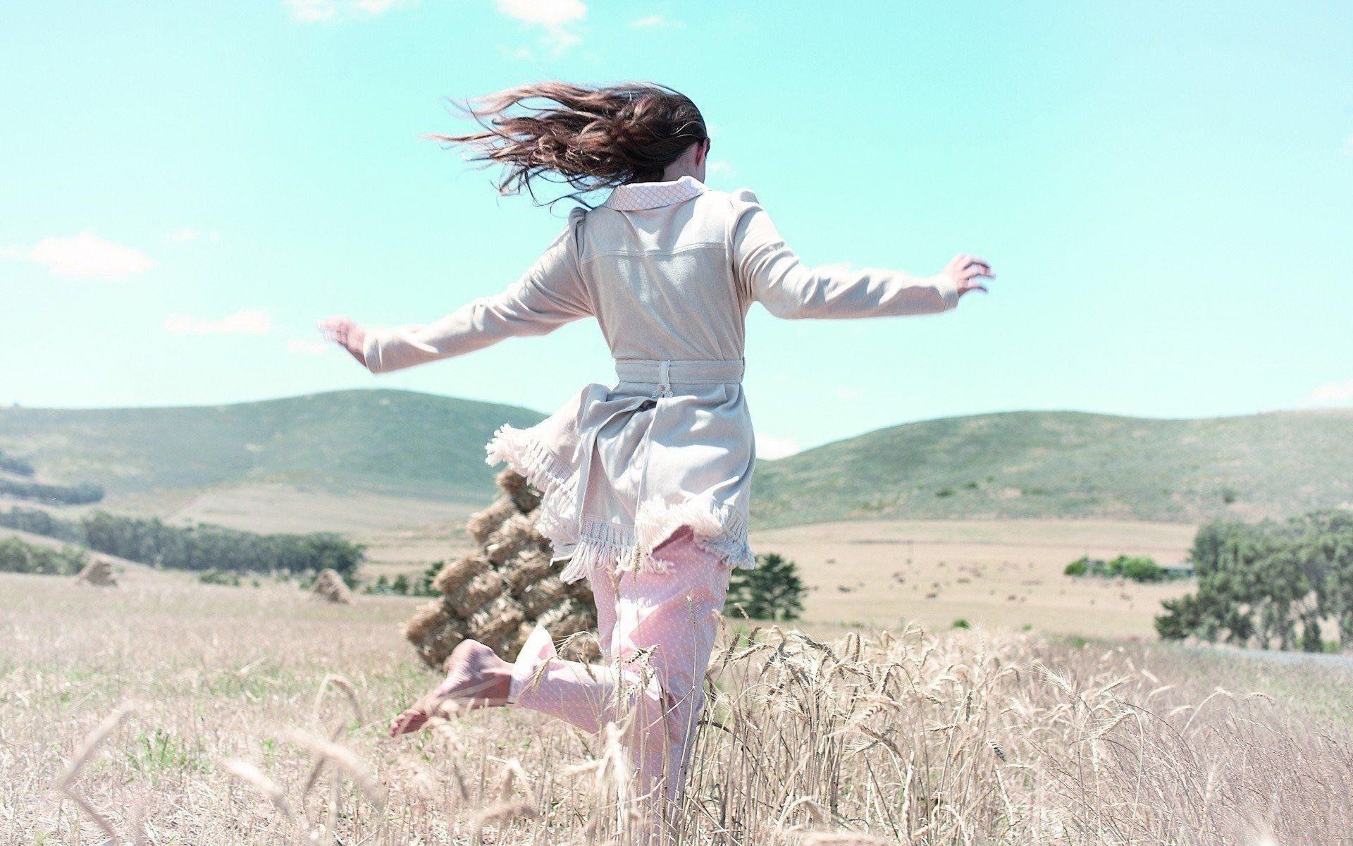Лети навстречу мечте и против ветров. Счастливая девушка. Девушка убегает. Девушка кружится. Девушка бежит в поле.
