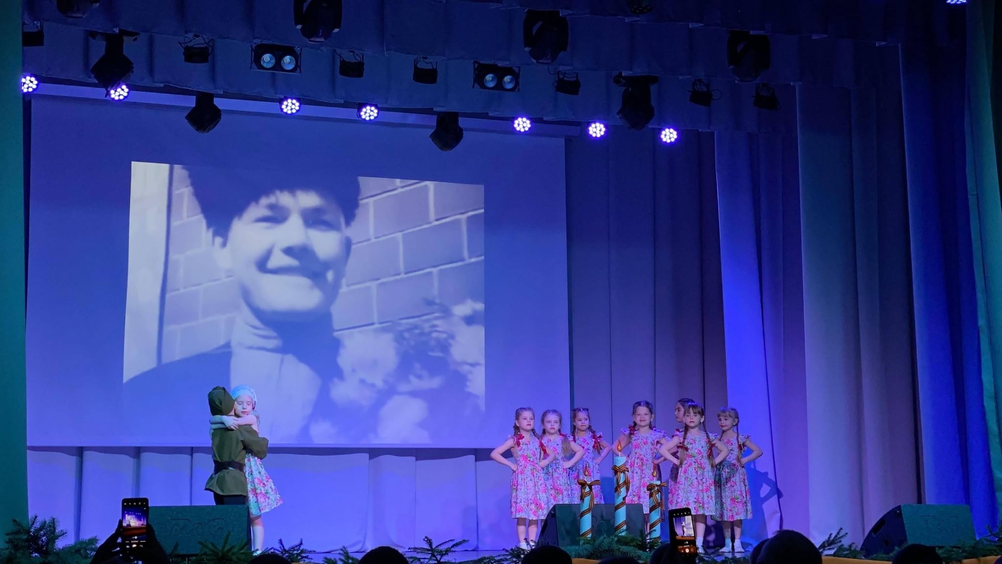 Украшение сцены на день победы в доме культуры. Концерт 9 мая. Дк победы златоуст. Тематический концерт на 9 мая. Праздничный концерт ко дню победы.