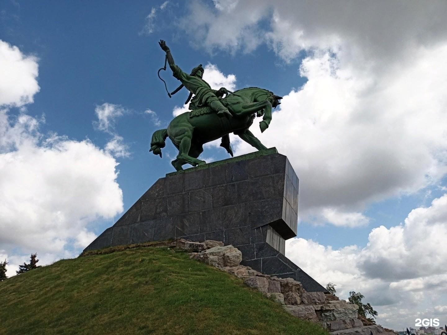 Уфа салават юлаев памятник фото. Салават Юлаев памятник в Уфе. Памятник Салавату Юлаеву в Уфе. Салават Юлаев статуя в Уфе. Памятник Салават Юлаев Челябинск.