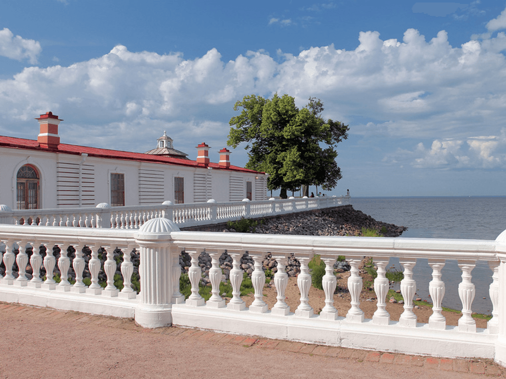 Терраса дворца Монплезир. Фотография: Александр Тарасенков  / фотобанк «Лори»