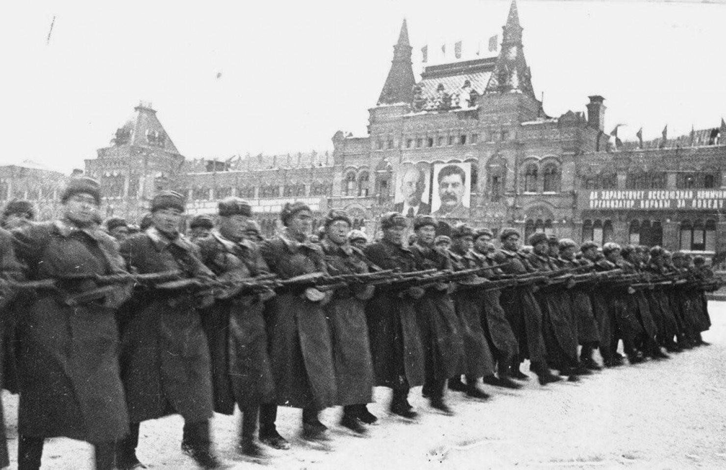 Смени историю. Военный парад 7 ноября 1941 года в Москве на красной площади. Парад 7 ноября 1941. Парад на красной площади 7 ноября 1941 г.. Красная площадь 7 ноября 1941 года.