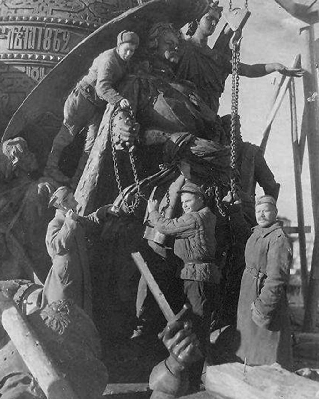 Реставрация памятника «Тысячелетие России», Кремль, Великий Новгород. 1944 год. Фотография: Новгородский государственный объединенный музей-заповедник, Великий Новгород