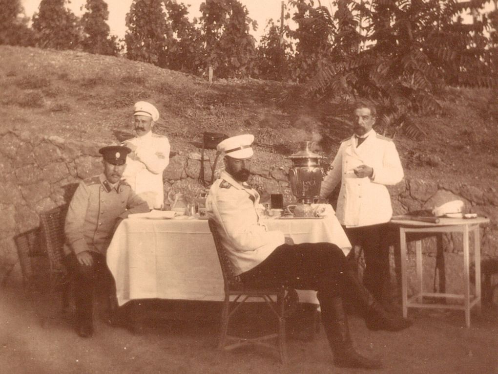 Пикник в окрестностях имения Ай-Тодор. За столом великий князь Александр Михайлович (в центре в белом кителе). 1897 год. Из личного фотоальбома великого князя Александра Михайловича. Фотография: Государственный архив Российской Федерации, Москва
