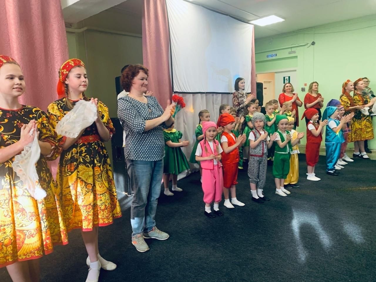 сценические костюмы для вокального ансамбля.