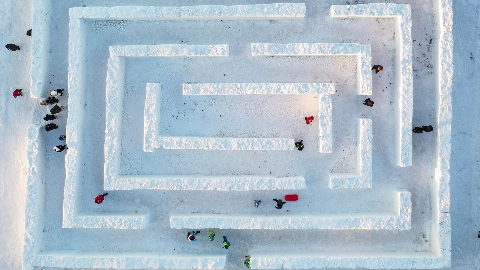 Посмотри ка на этот ледовый лабиринт. Лабиринт из снега. Лабиринт из снега в детском саду. Снежный Лабиринт для детей. Ледяной Лабиринт.