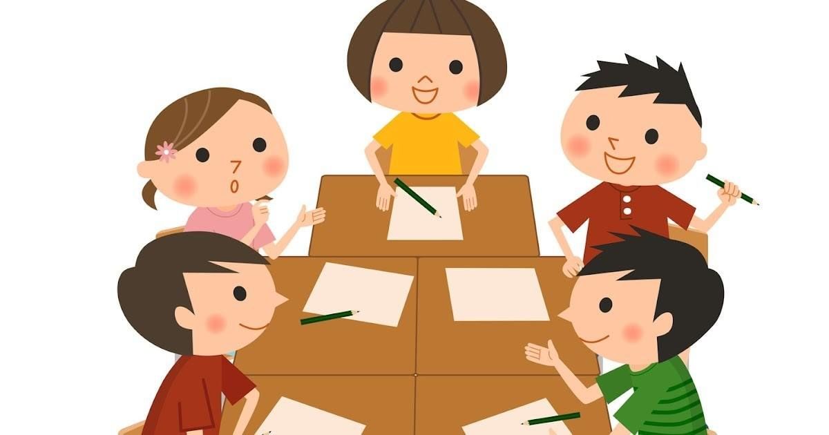 В группе учеников происходит обсуждение учебного проекта