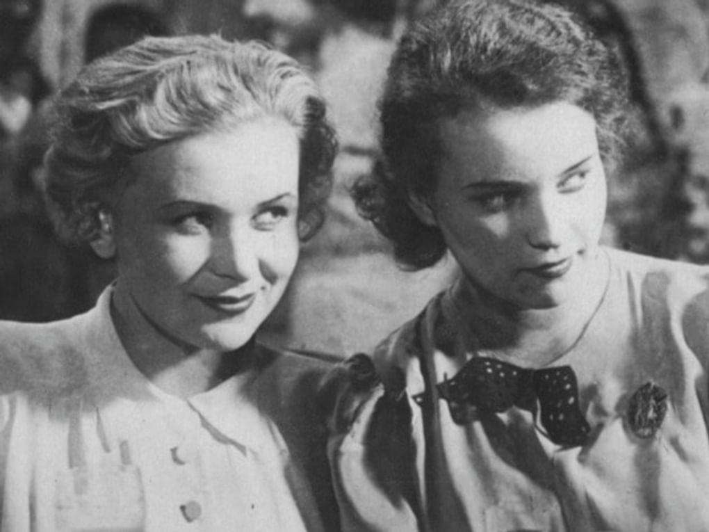 Валентина Серова (слева) в роли учительницы Надежды Кулагиной и Ирина Федотова в роли Вари Одинцовой в художественном фильме Владимира Юренева «Весенний поток» (1940)
