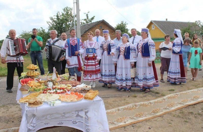 Деревня праздники. Праздник в деревне. Деревенские праздники фото. Фотографии посёлка празднества. Деревня жителей.