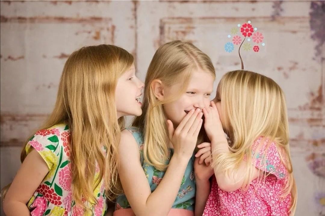 У мамы есть секрет слушать. Дети делятся секретами. День устраивания секретиков. Девочки делятся секретами. Секретики для детей.