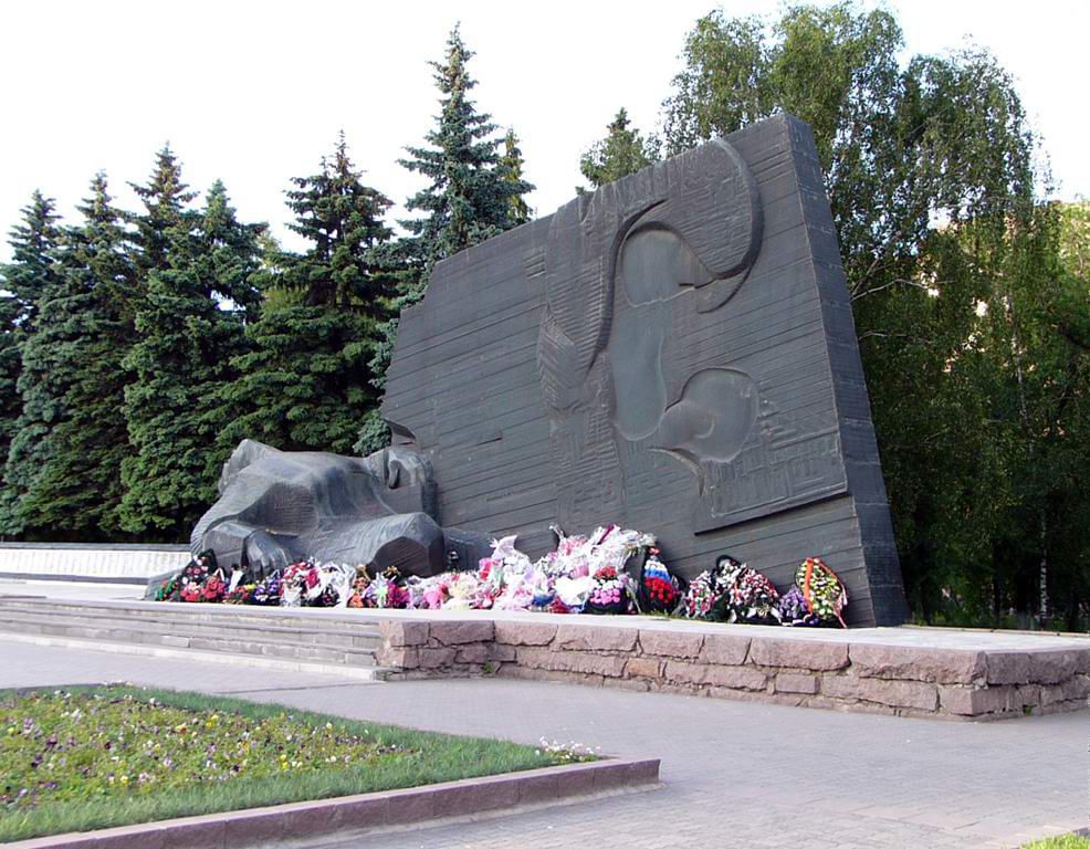 Памятник славы воронеж. Мемориал памятник славы Воронеж. Памятник славы на Задонском шоссе. Памятник славы Воронеж Задонское шоссе. Памятник у памятника славы в Воронеже.