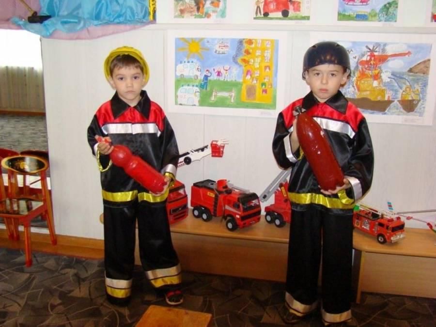 Пожарные в детском саду. Пожарник для детского сада. Пожарник для детей в детском саду. Юные пожарные в детском саду. Пожарка с детьми в саду.