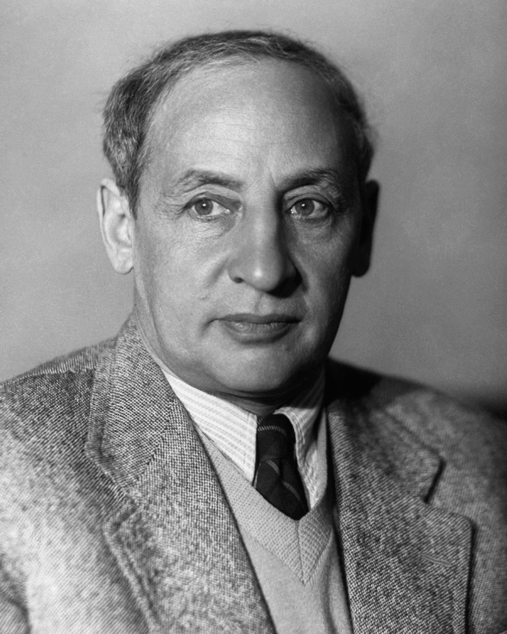 Режиссер телепередачи «В мире животных» Александр Згуриди. 1959. Фотография: Валентин Черединцев / ТАСС