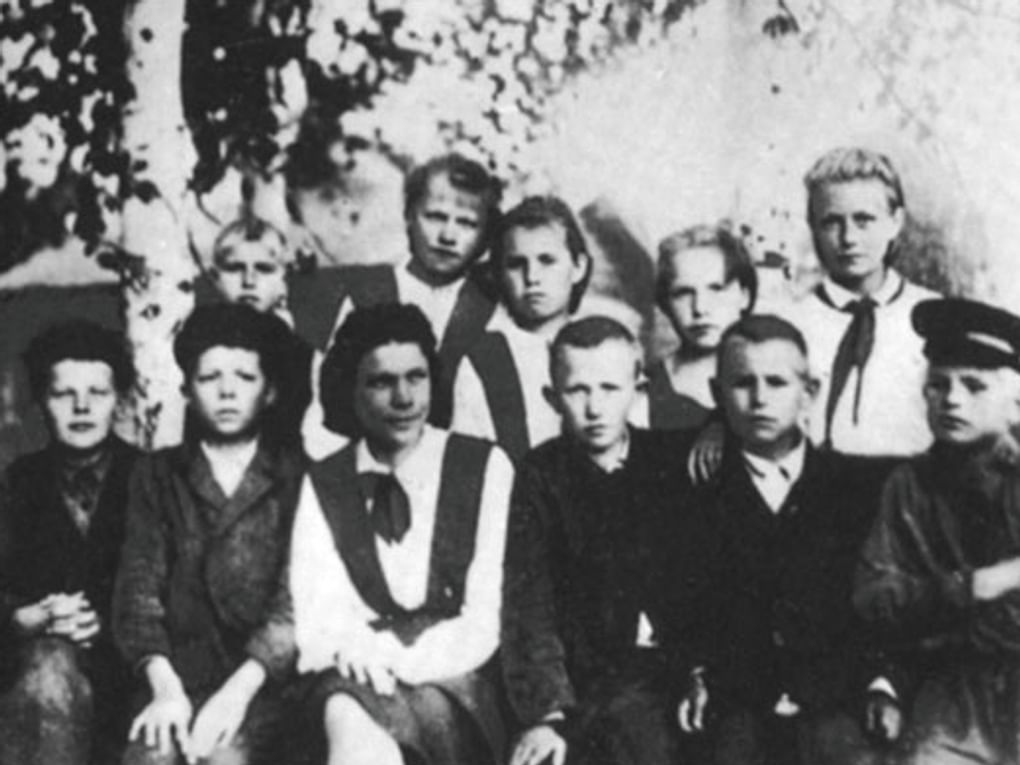 Николай Рубцов среди детдомовцев. Иллюстрация из книги Николая Коняева «Николай Рубцов» из серии «Жизнь замечательных людей». Москва: Издательство «Молодая гвардия», 2015