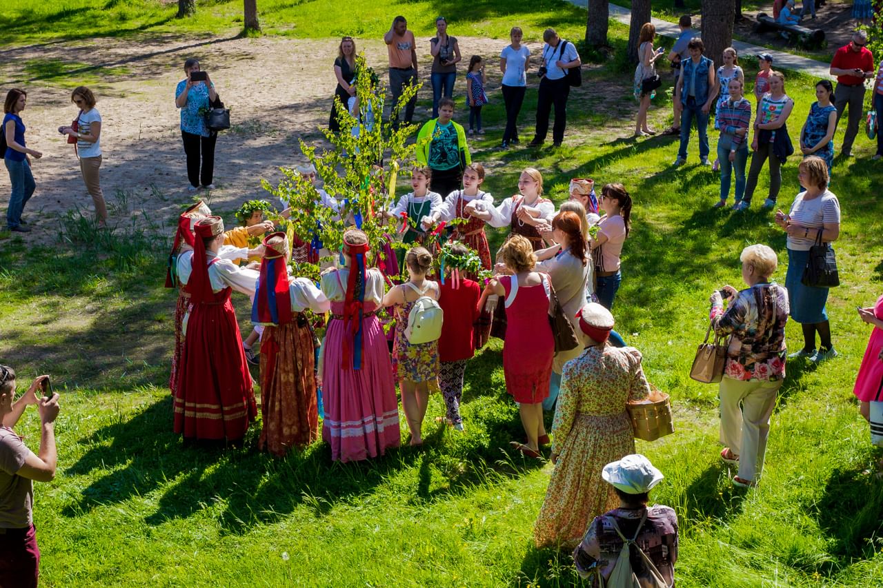 Народные праздники лета. Троицкие гуляния. Летние гуляния. Хоровод на природе. Хоровод на Троицу.