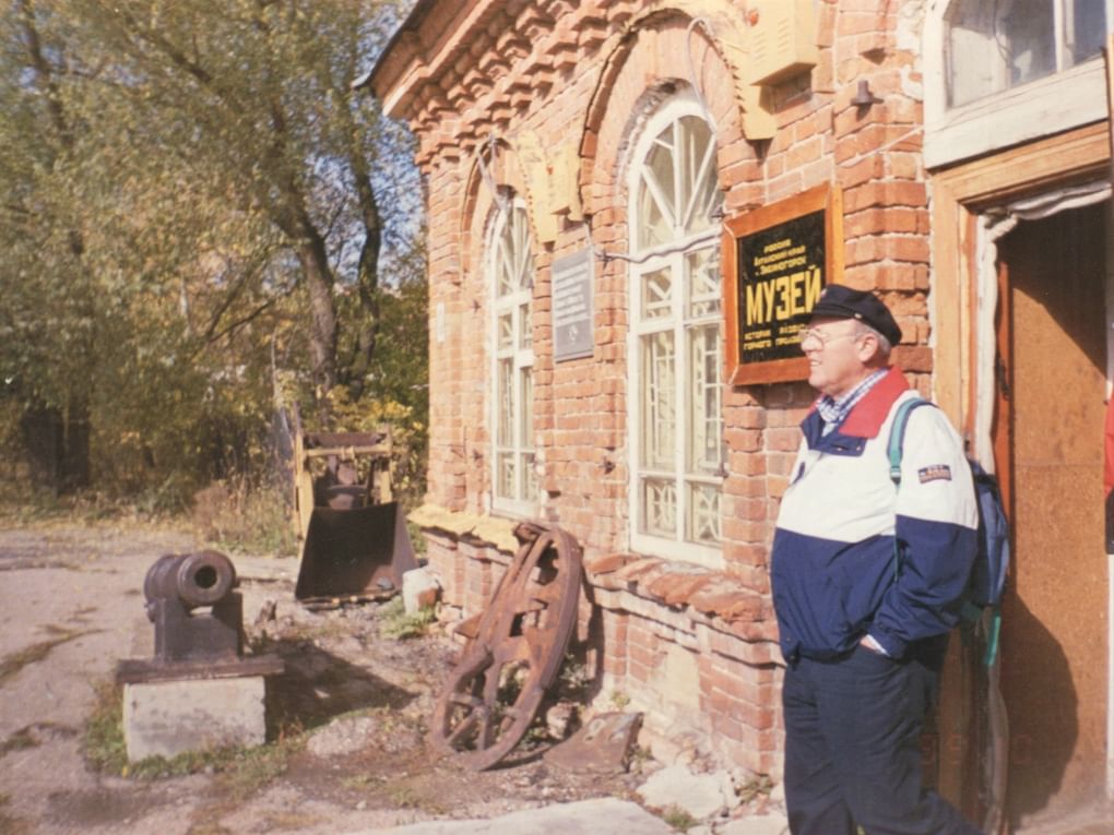 Юрий Сенкевич на фоне здания Змеиногорского музея. 1999. Алтайский государственный краеведческий музей, Барнаул, Алтайский край