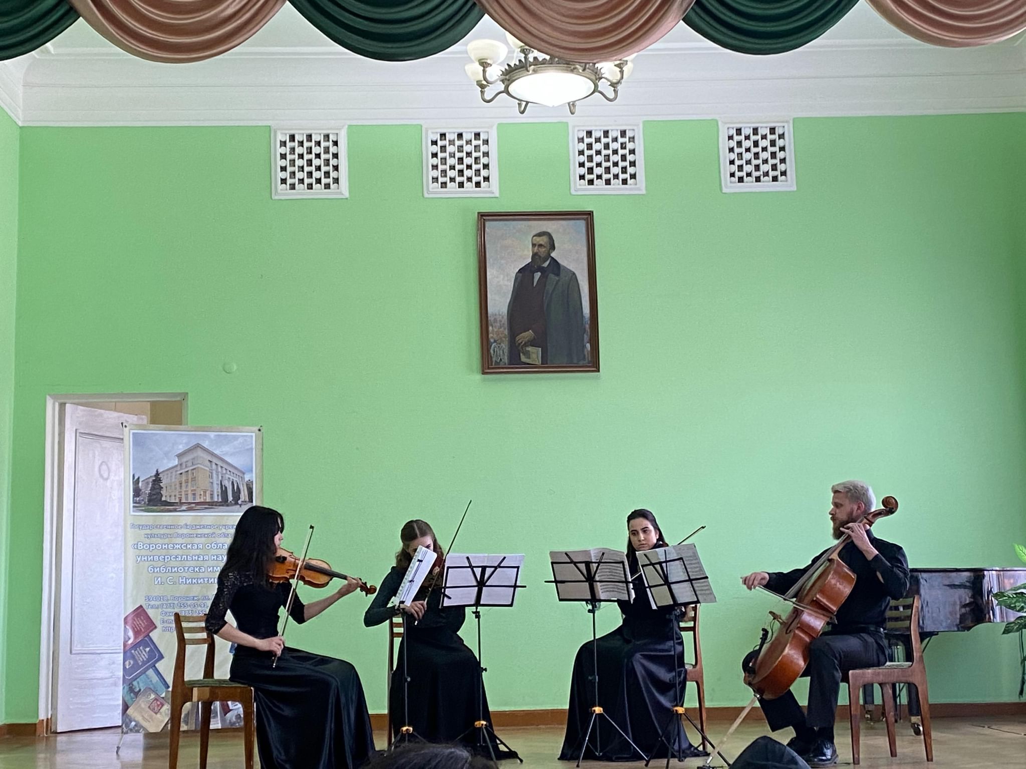 Муз воронеж. Воронежский музыкальный колледж им. Ростроповичей. Воронежский музыкальный колледж имени Ростроповичей духовой оркестр. Воронежский музыкальный колледж имени Ростроповичей преподаватели. Музыкальный колледж Воронеж музыканты.